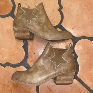 Very Cute Brown Short Boots With a Star